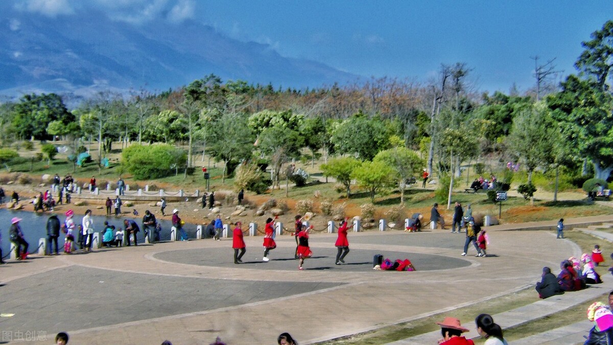 大妈跳广场舞霸占足球场,大爷大妈霸占足球场后续