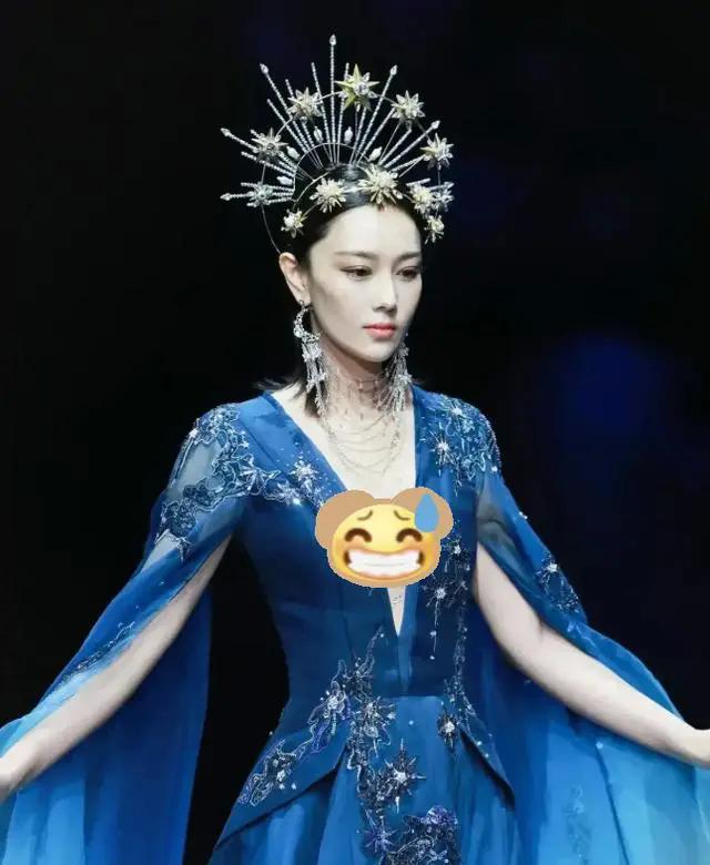 张馨予何捷婚礼晚礼服,张馨予深v礼服