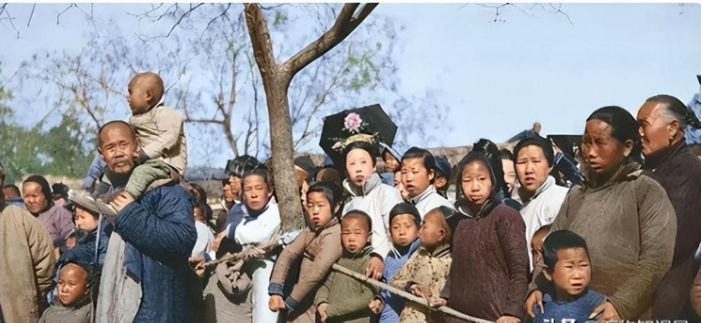 日军罪行照片：攻陷香港后兽性毕露，当场轮番侵犯新婚女明星