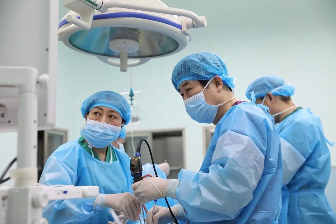 扶贫助困献爱心专家义诊送健康,帮扶义诊进基层健康服务暖人心