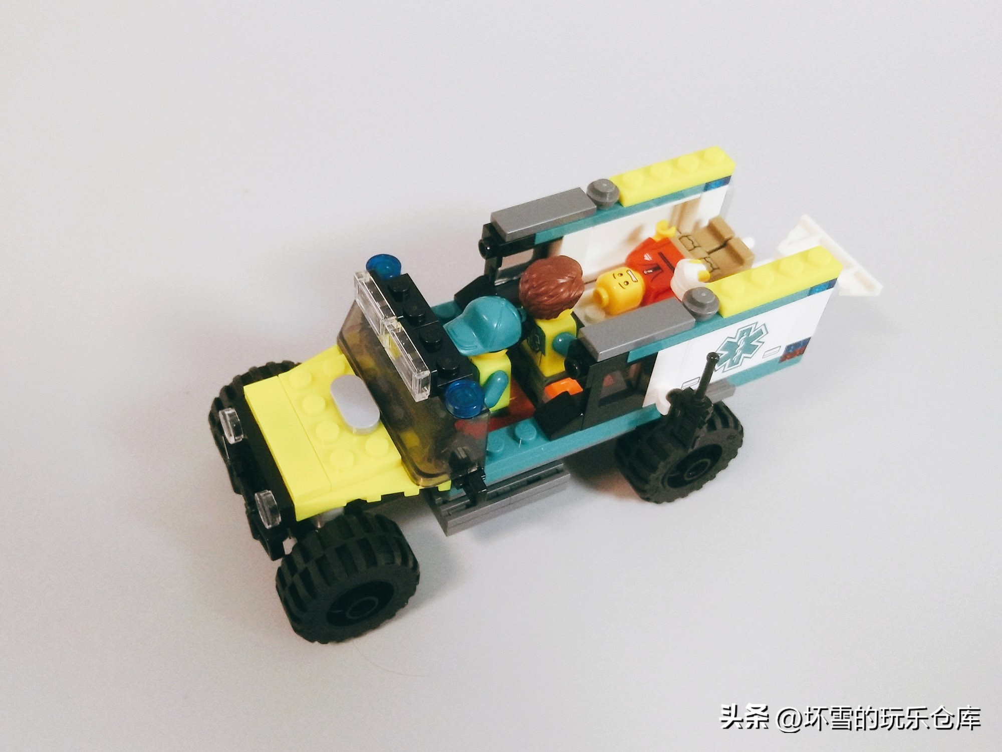 乐高赠品零件分哪盒,乐高赠品救护车