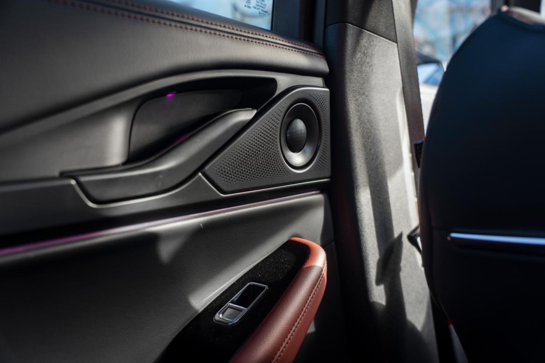 新款林肯z试驾,22款林肯z银色试驾