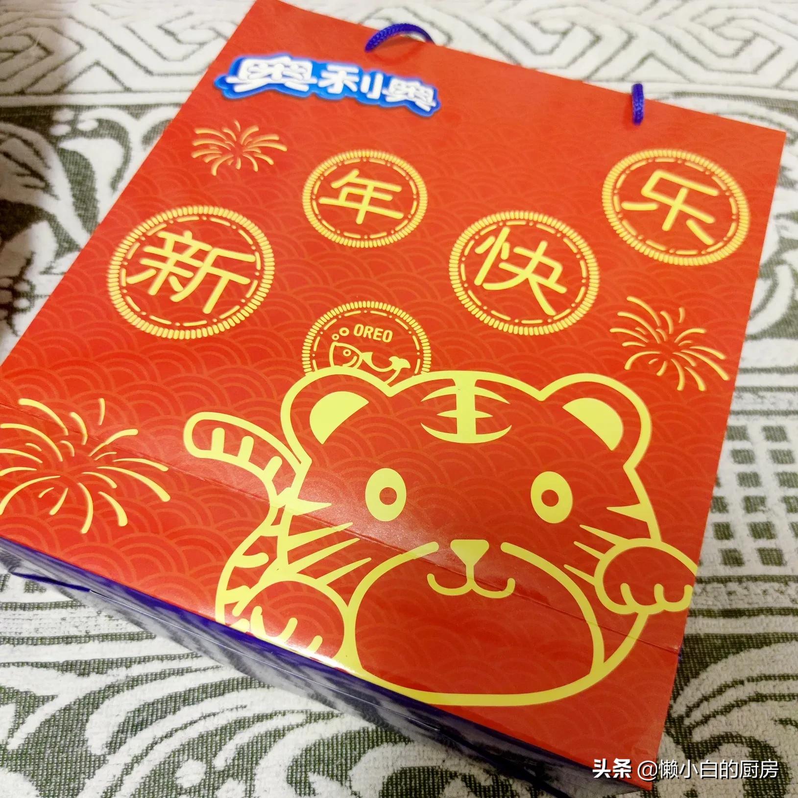 新年亲戚送来一盒奥利奥饼干,过年亲戚送了一箱过期牛奶