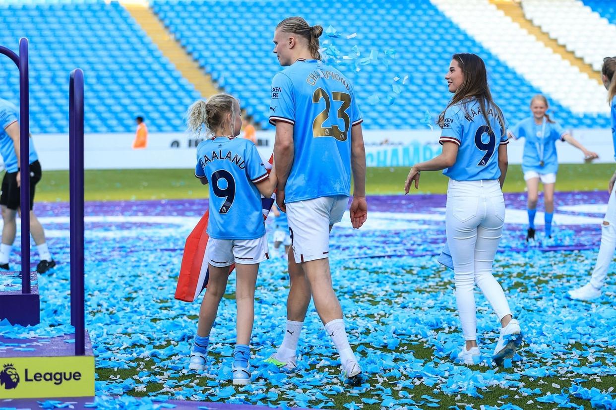 哈兰德女友参加派对,哈兰德女友礼服