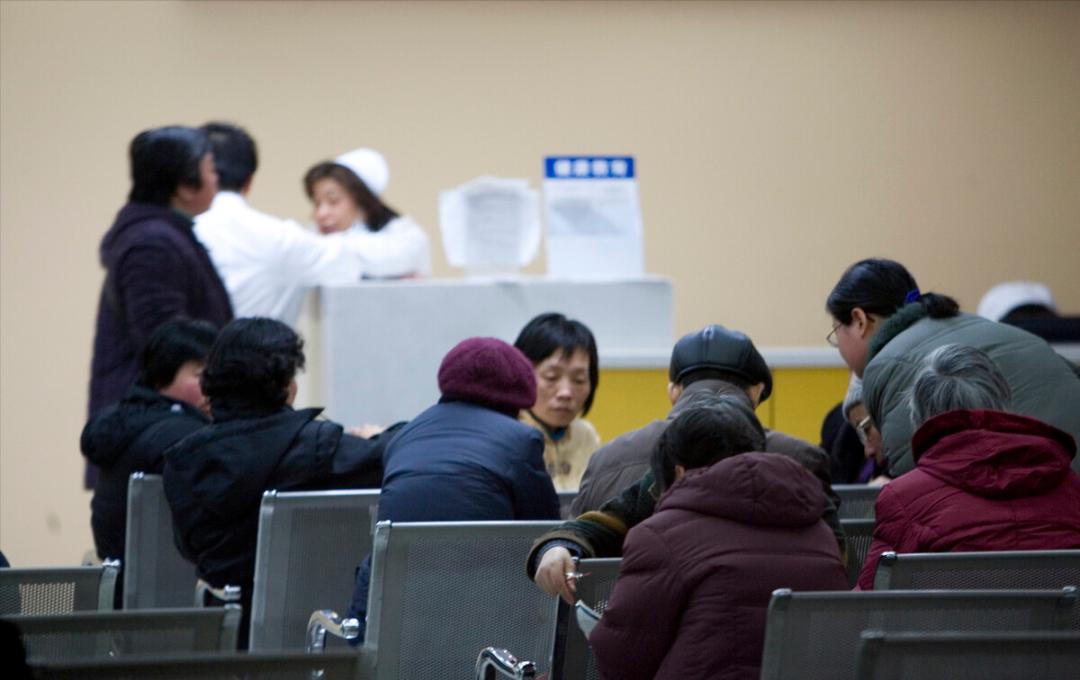 40岁左右的男子突然咳嗽,咳白色泡沫痰五六年反复是肺癌吗