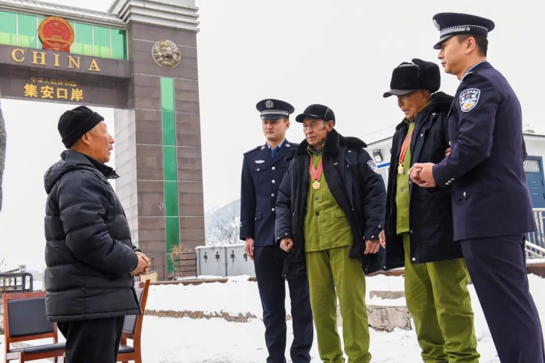 国门下、界碑前，70多年前的8岁孩子与18岁志愿军战士再次相聚