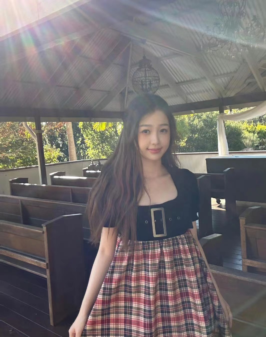 虞书欣同款连衣裙是什么品牌,虞书欣挑染银发黑色连衣裙