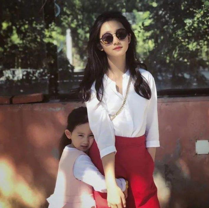 黄磊孙莉盛世美颜,黄磊黄多多孙莉长腿短发