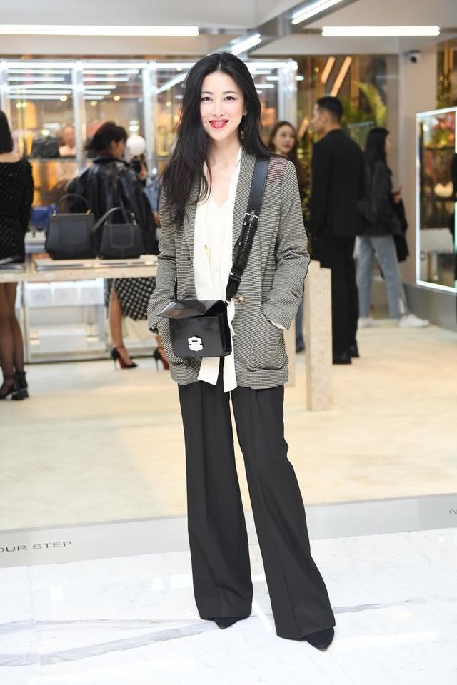 朱珠衣服大方秀出天鹅美成焦点,朱珠着装尽显妩媚