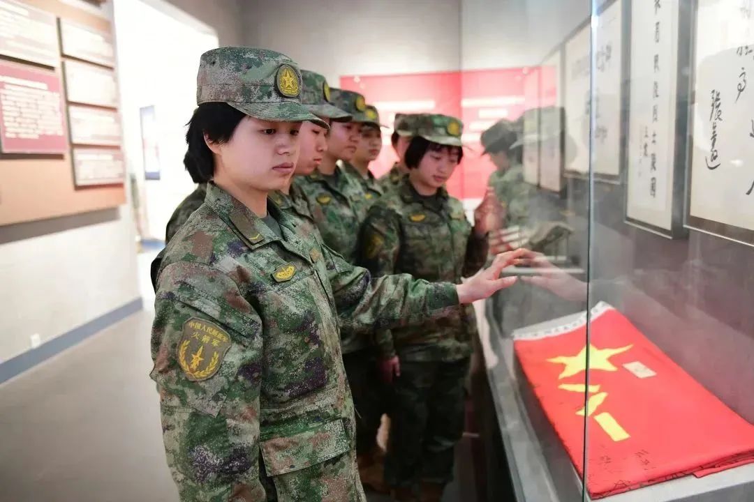 解放军清明缅怀红军先烈活动,清明祭奠革命先烈解放军鸣枪