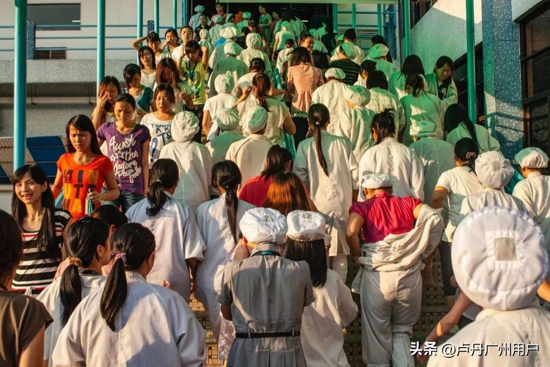 20年拍下150万张“东莞女工”在国外爆火：中国制造，不可思议！