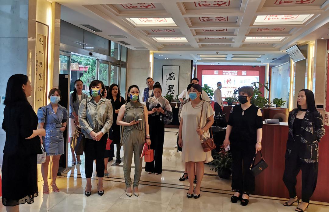 郑州女企业家协会副会长,潘刚天明民权葡萄酒有限公司