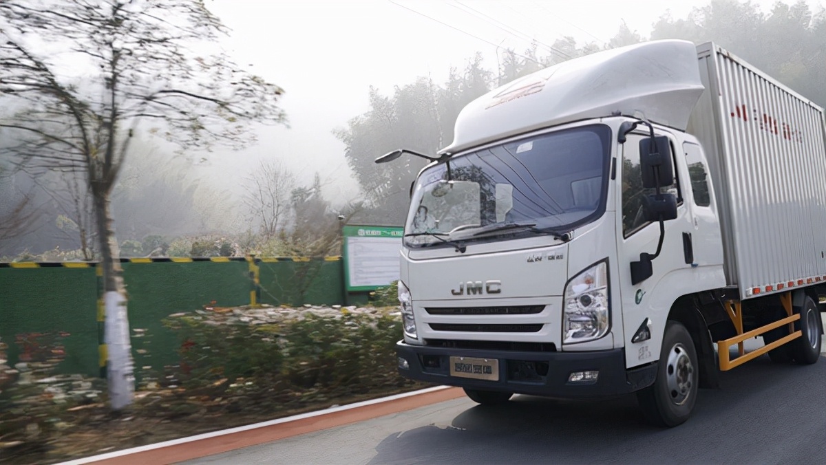 495动力充沛爬坡有力山路试驾江铃凯运宽体厢式轻卡｜卡车之友网