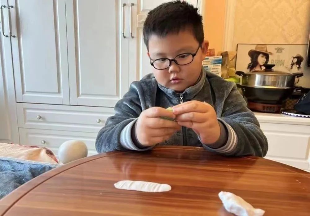 鐫﹂偦鐐瑰仛鎵嬪伐娲诲姩,宸ф墜鍖呴ズ瀛愬姵鍔ㄨ