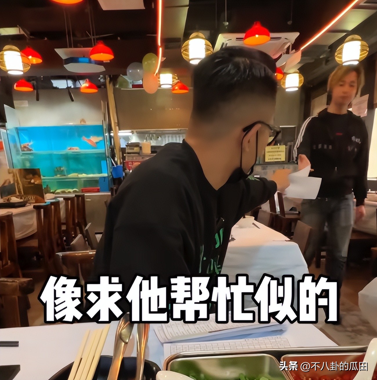 内地游客在香港街头吃饭,内地游客在香港吃饭蹲在地上