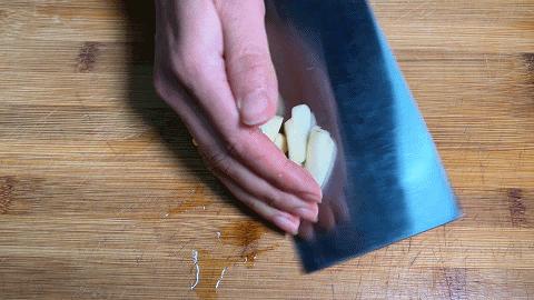 清炒胡萝卜拌绿豆芽最好吃做法,胡萝卜炒绿豆芽的做法