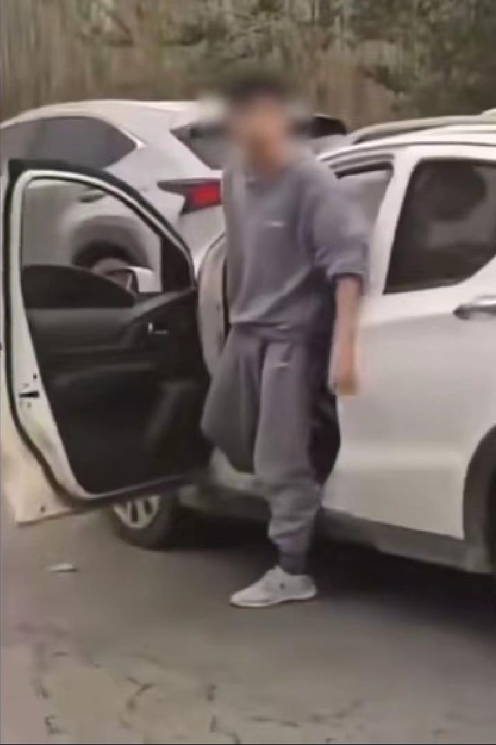 男子持刀闯卡买奶粉被打,男子持刀闯卡买奶粉原视频