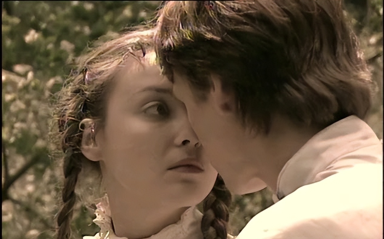 《钢铁是怎样炼成的》冬妮娅独立自由，为何保尔坚持认为她庸俗？