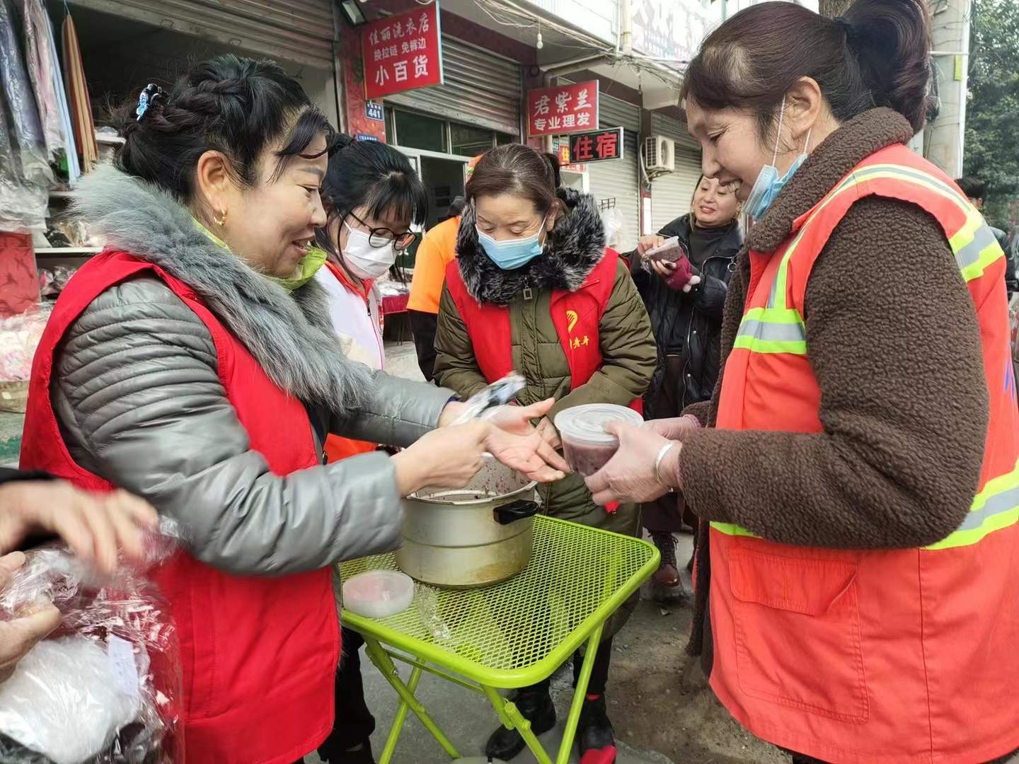 腊八粥暖心公益行动,社区自制腊八粥送居民
