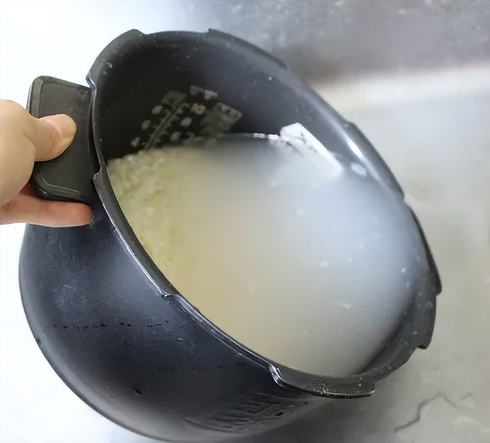 银行上班被要求煮饭，兼洗男厕所擦手巾！韩国女子曝变态职场霸凌