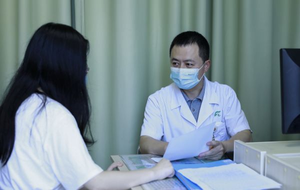 准妈妈吹空调后“口歪眼斜”，医生提醒：盛夏吹空调要注意这些