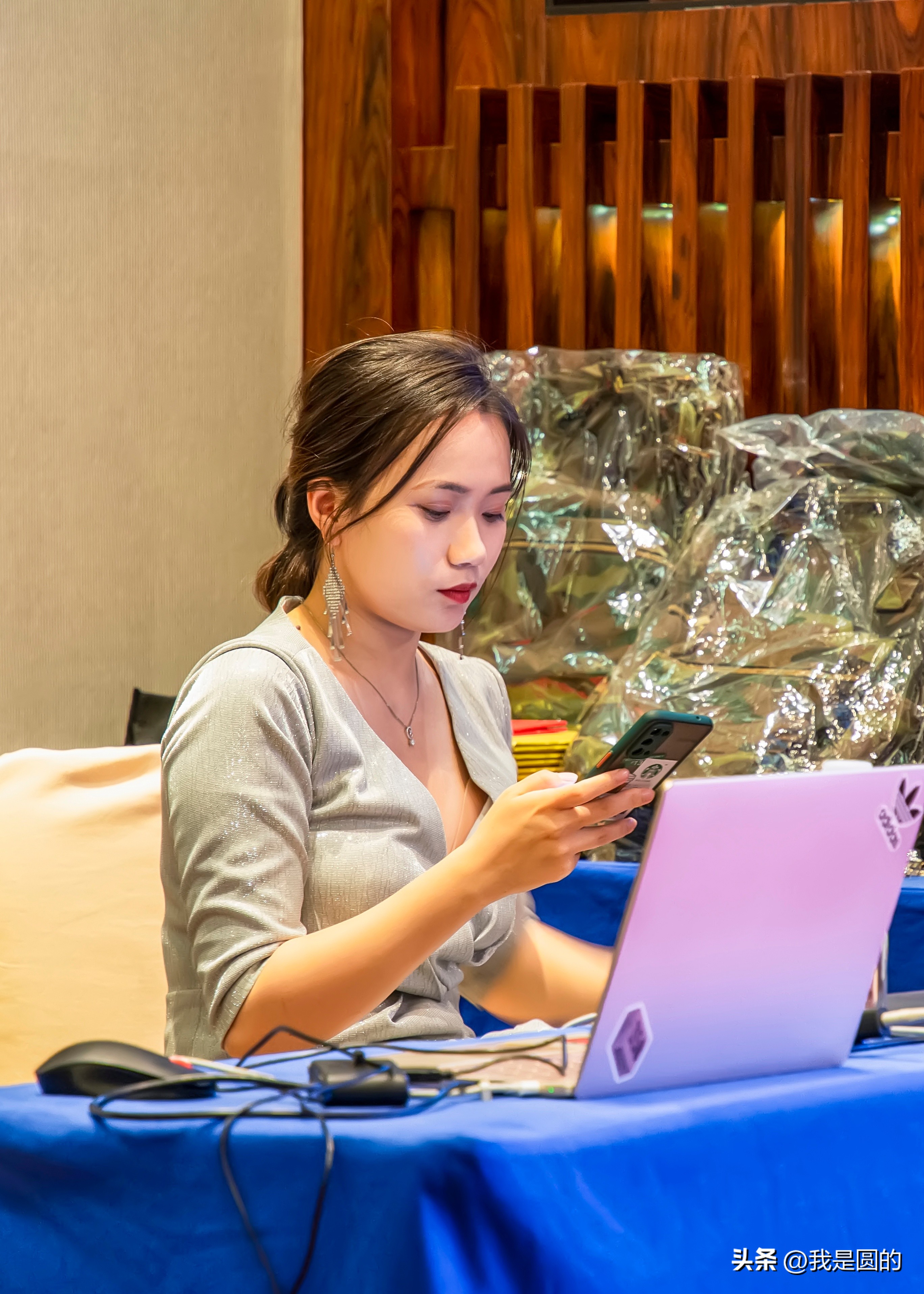 主持途中的主持人（原创摄影+随笔300字）