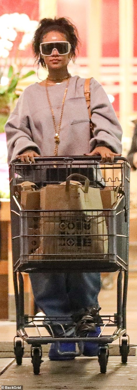 蕾哈娜挺孕肚现身奥斯卡红毯 (蕾哈娜孕肚新照)