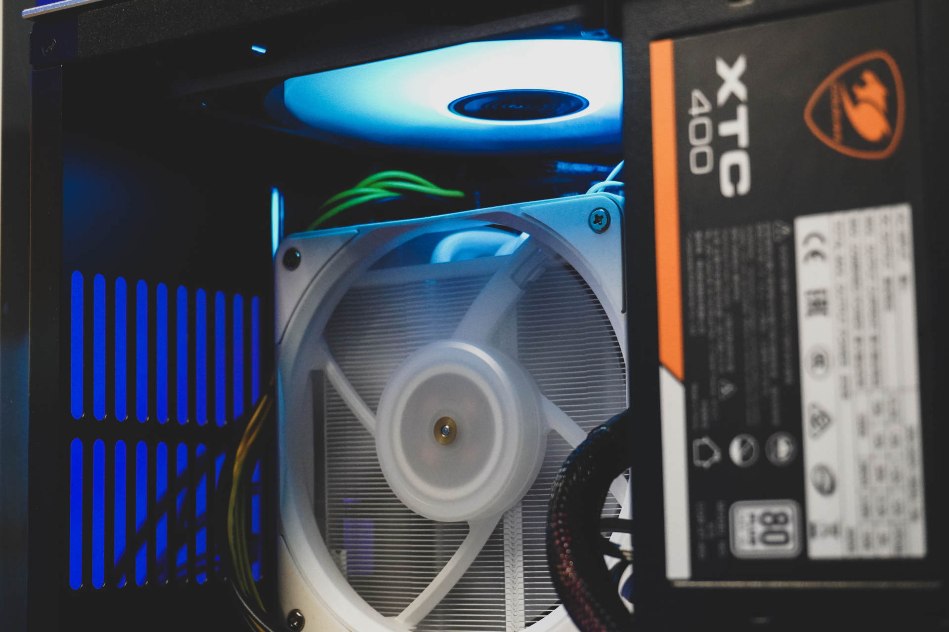 桌面空间太小怎么改造,台式机机箱越来越小