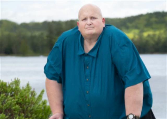 英国男子身高185体重只有120斤,英国男人体重600斤