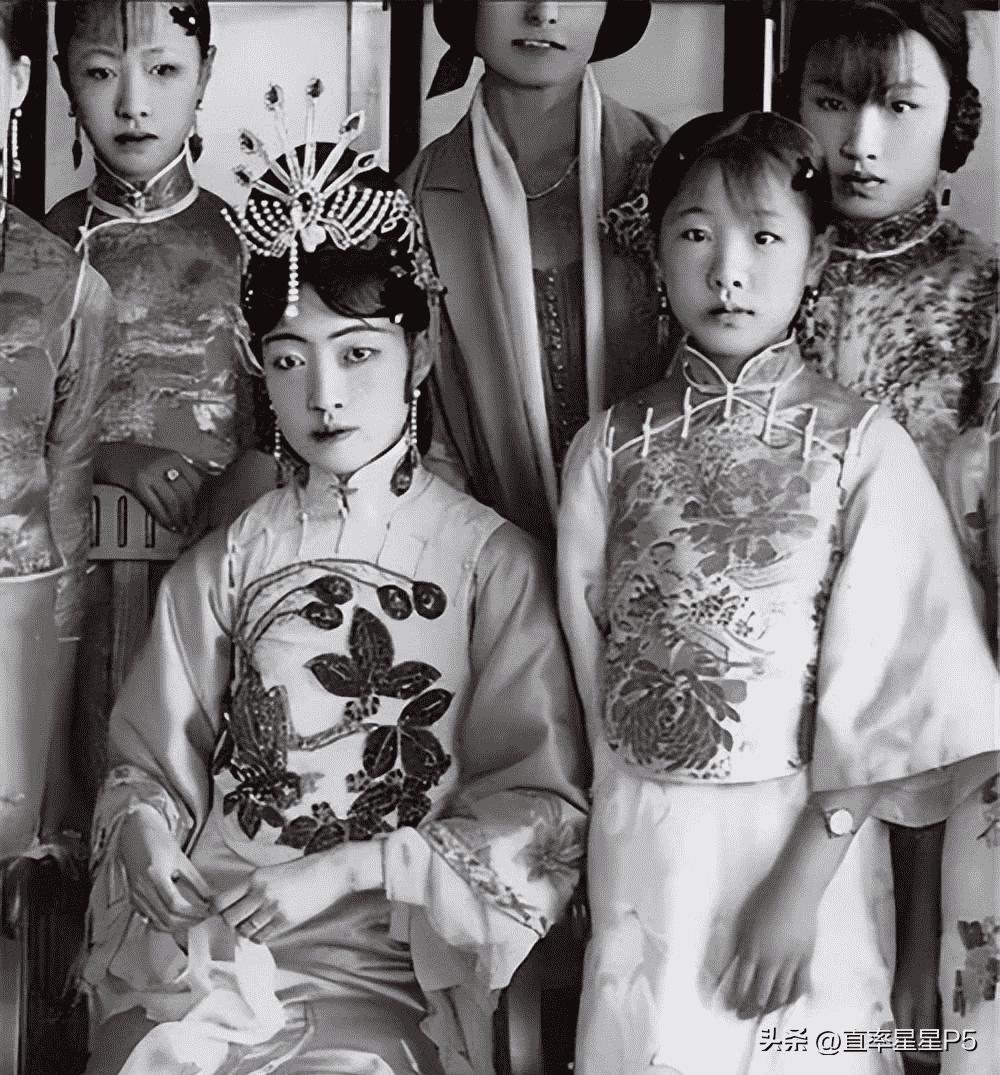 变态的纳粹德国，*光脱**犹太人女人衣服，集体*杀屠**！2