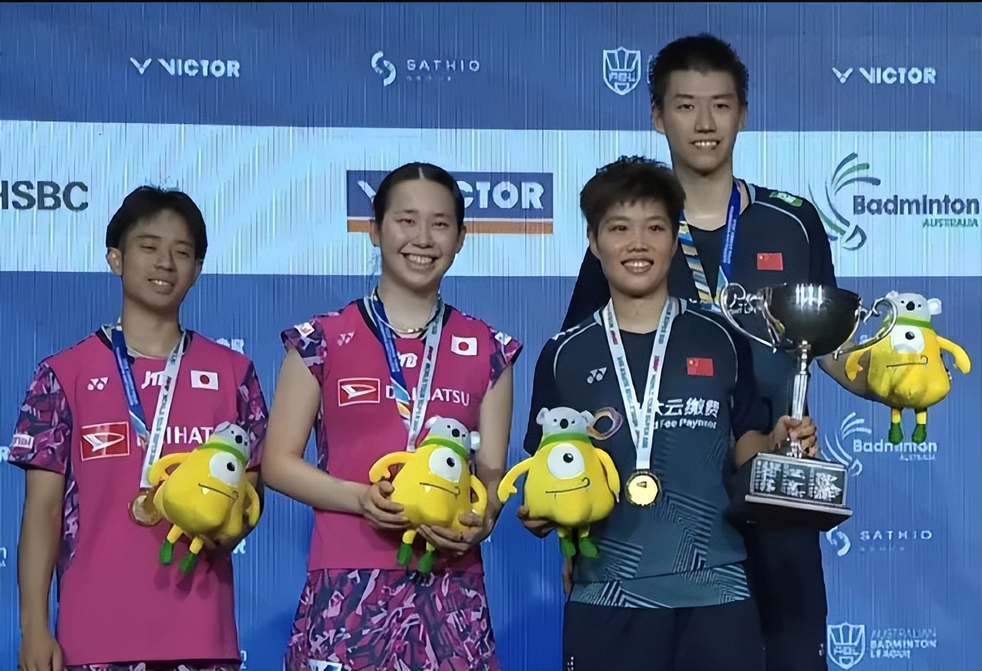 澳羽赛翁泓阳夺冠扔拍子给观众,国羽新锐翁泓阳