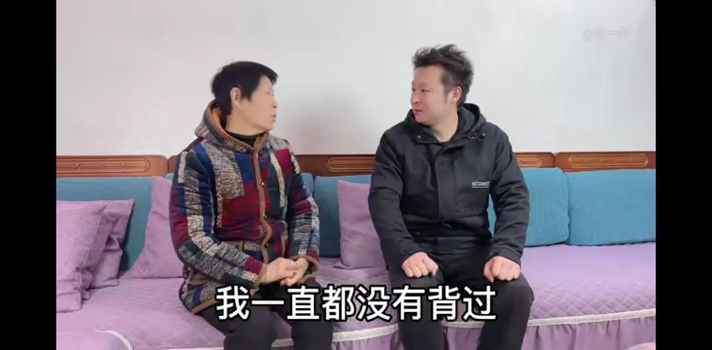 子奇送包哄朵妈开心,没想接二连三闹笑话,子奇转身就往外跑。