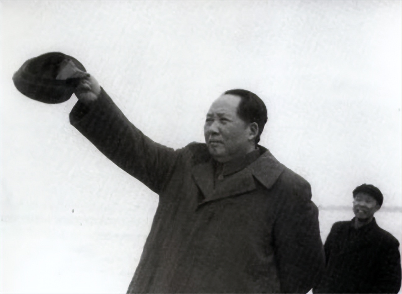 毛主席多次“戴口罩”外出，被认出后毫不避讳，与群众鱼水情深