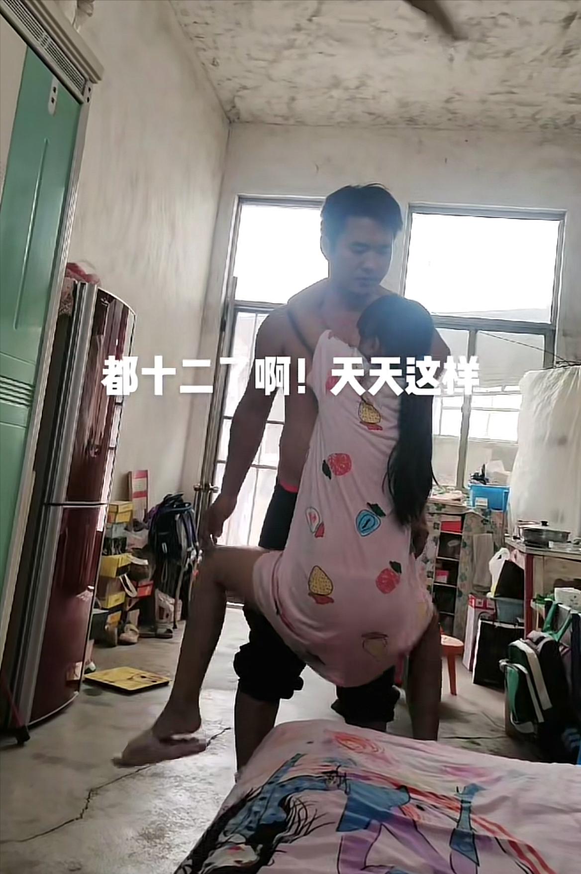 女儿天天​粘着父亲撒娇，被父亲严厉教育：你都多大了还天天这样