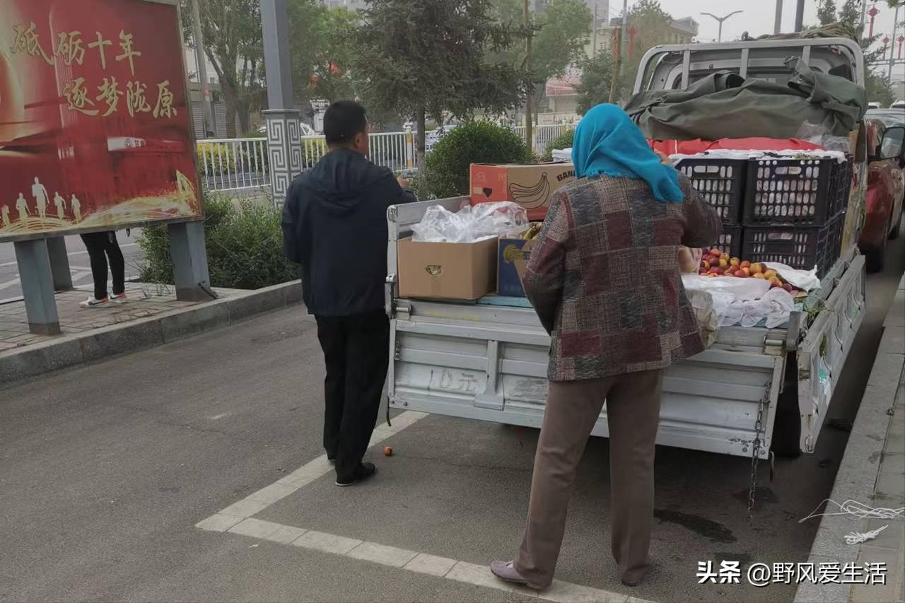 路边卖水果的真实收入,路边卖水果的大妈一天能赚多少钱