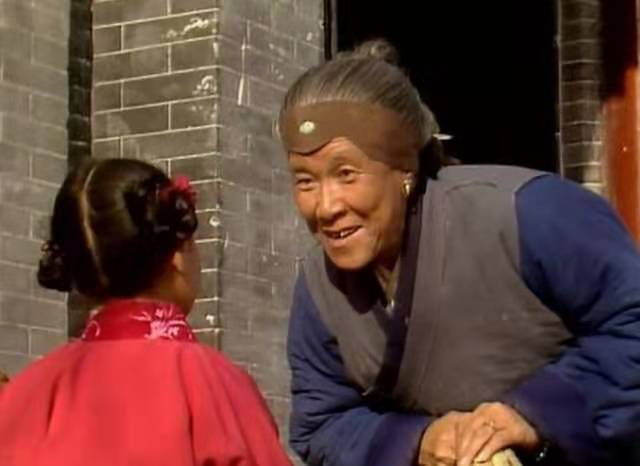 《红楼梦》深度解读：刘姥姥一进荣国府，为什么能顺利借到钱？