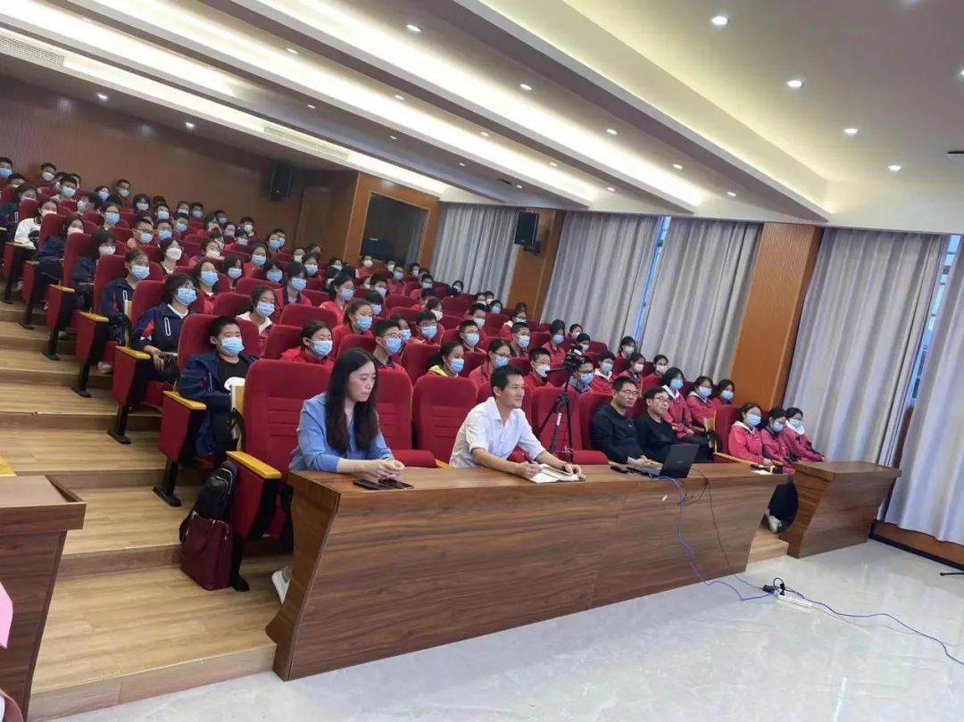 青春奋斗正逢盛世知名企业家林常平先生莅临霞浦县第十八中学讲座