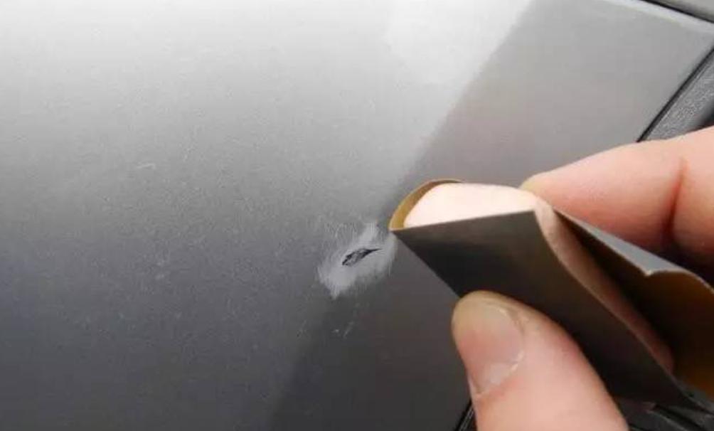 车漆划伤最正确的处理方法,车漆刮了是补好还是不补好