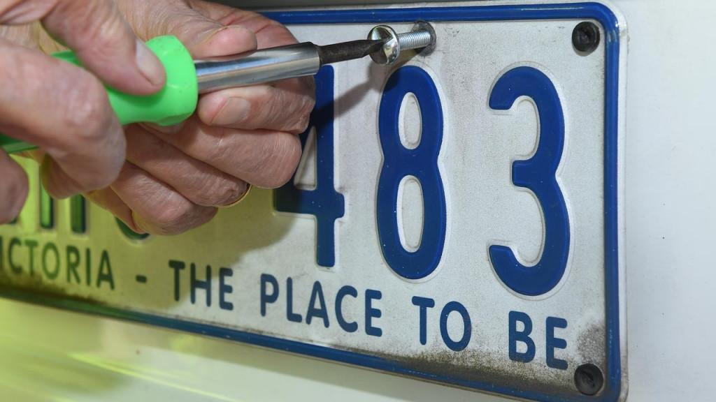 委托男友寄存，澳华女MINI爱车被盗卖，另有华女保时捷曾险遭不测