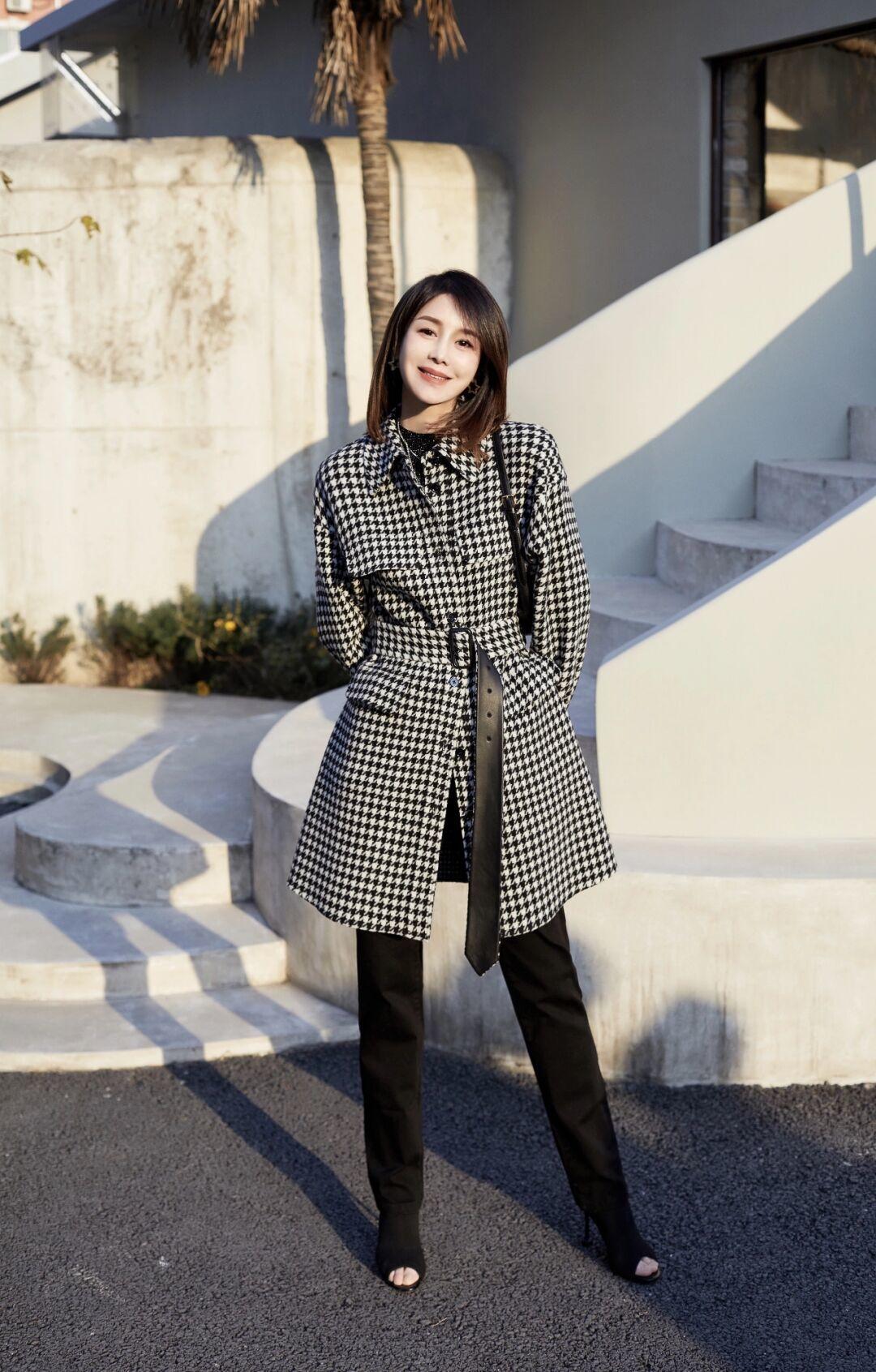 适合40+女性的大衣搭配，过年走亲戚倍有面子，年纪越大越合适