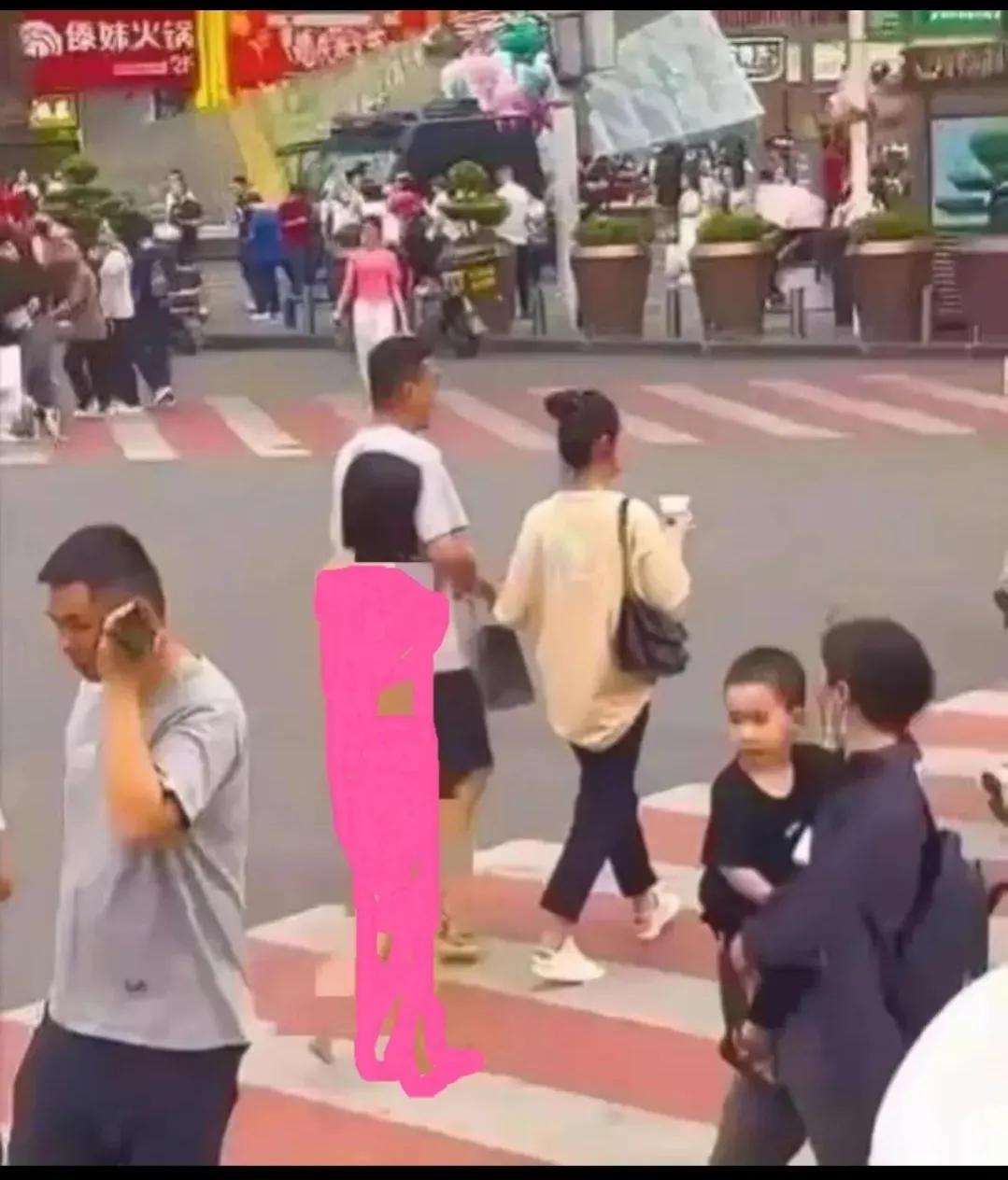 长沙女子坦诚相见街上行走，只因：男友买的不穿！更多毁三观爆料