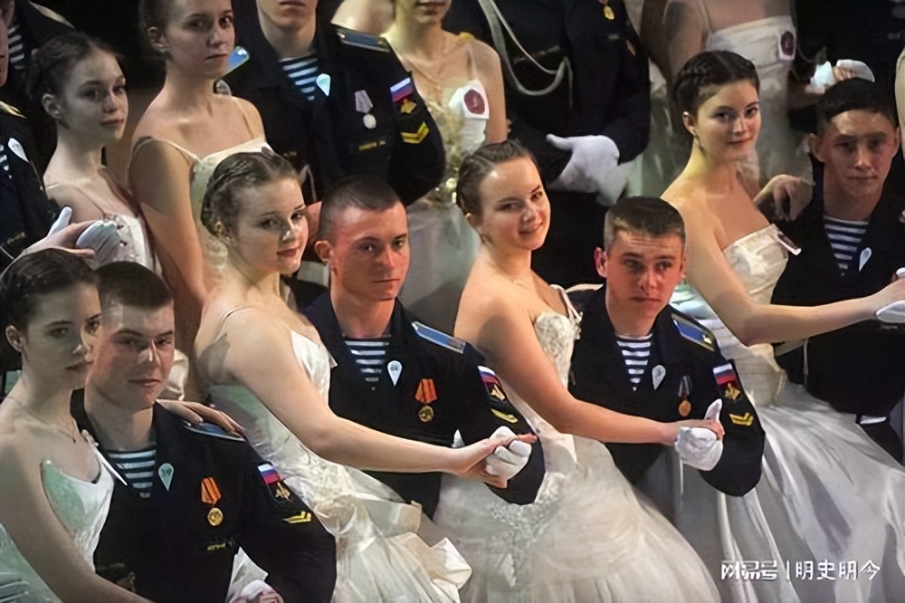 他们曾任军长，资历不浅，完全可以授中将、少将，为何只授大校