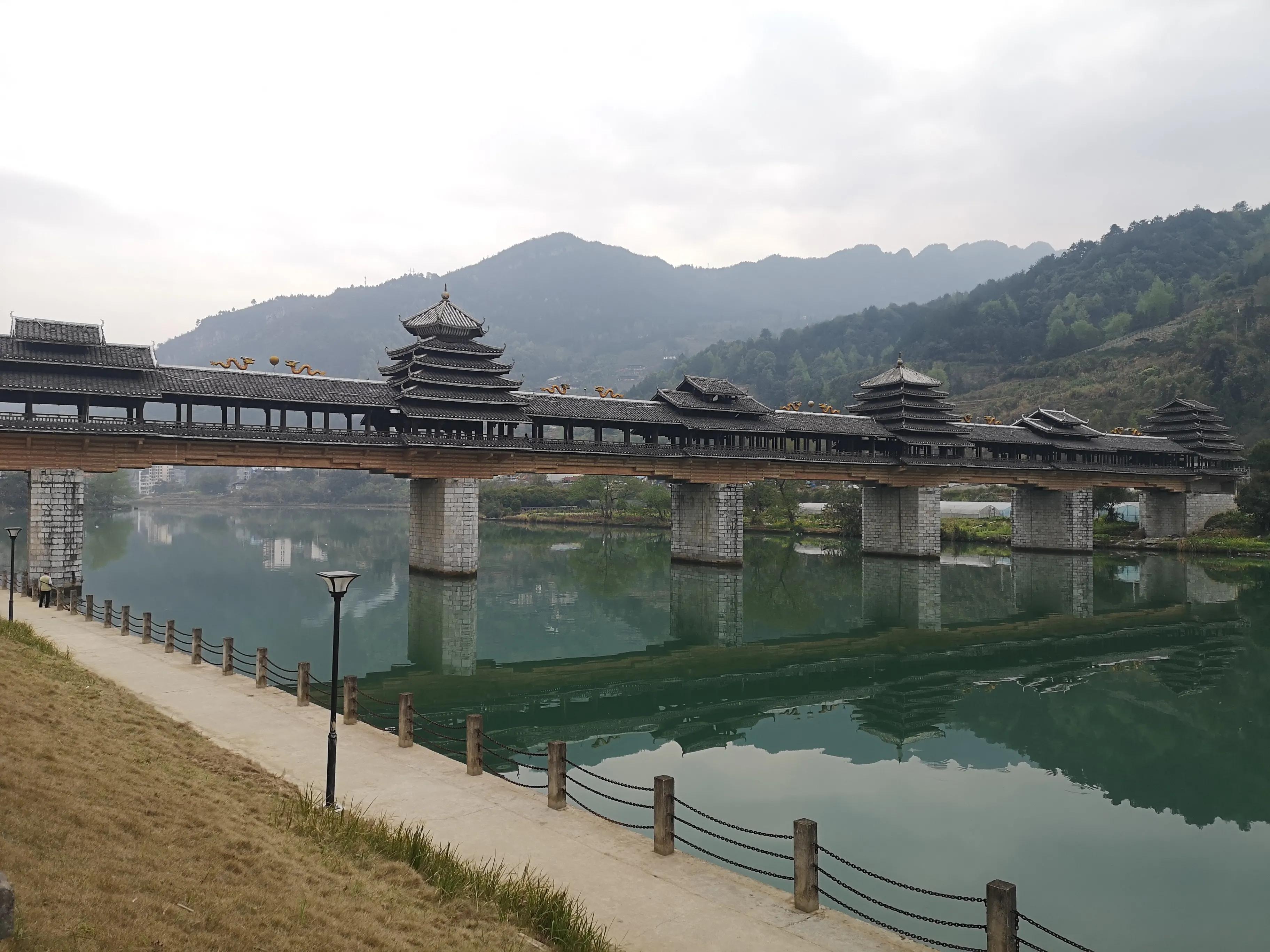 怎么用太阳能板给原车充电,太阳能板怎么给电动汽车充电