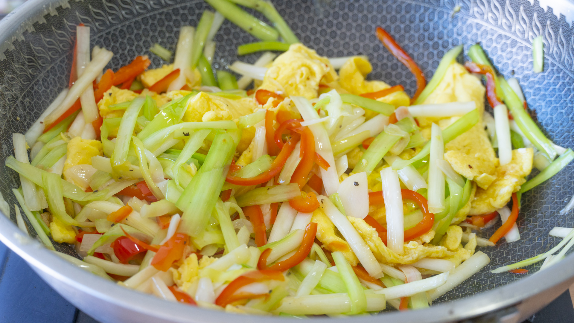 建议女人，多善待自己，少喝奶茶多吃6道菜，脸色红润，精神饱满