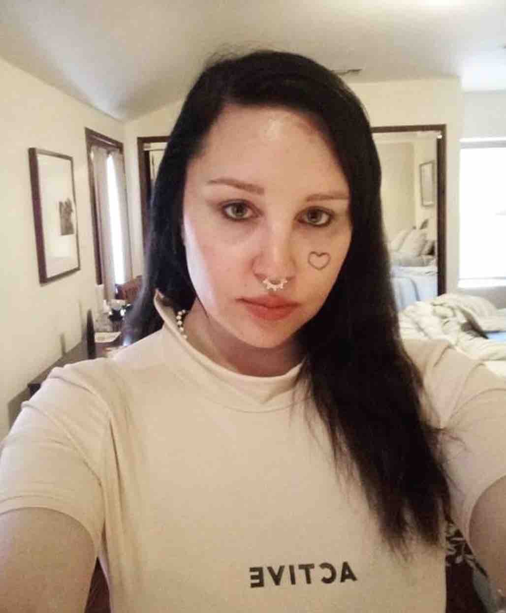 好莱坞甜心女星“亚曼达拜恩斯”赤裸上路被强制关进精神病院