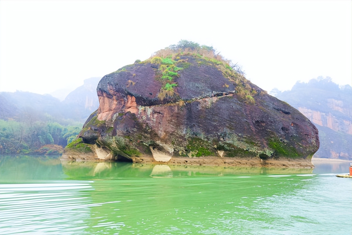 问道龙虎山，观“天下三绝”，“道教第一山”碧水丹霞入画来