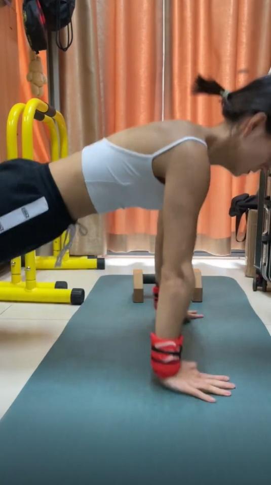 抖音教你在家练腹肌,超简单抖音居家健身指南