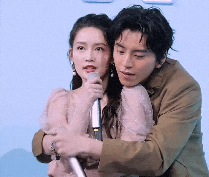 强吻、摸胸、扯裙子，这些男星到底是真投入，还是想揩油？