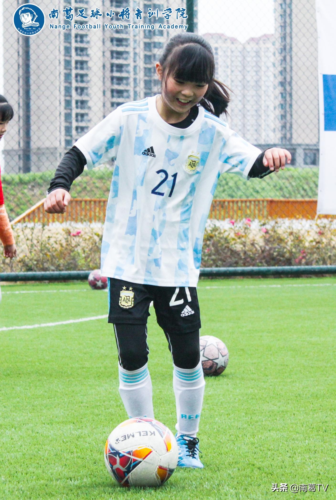 爱踢球的女人漂亮吗,爱足球的女孩一定很有魅力