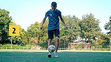 花式足球之七个简单易学的地面起球技巧